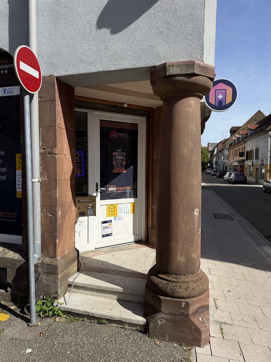 Entrée de La Maison du Smartphone avec sa colonne en grès et le logo