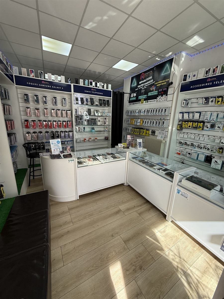 Intérieur de La Maison du Smartphone : vitrines de téléphones, coques et accessoires