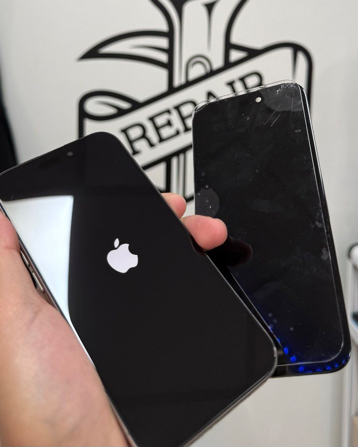 iPhone : écran remplacé, ancien écran cassé à côté