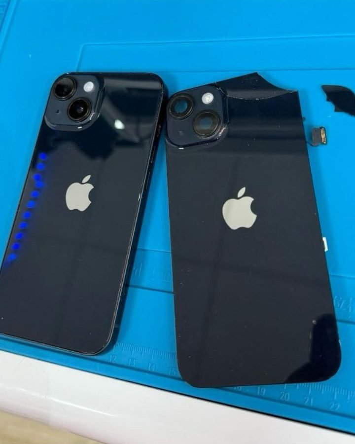 iPhone 14 : vitre arrière remplacée, ancienne vitre à côté
