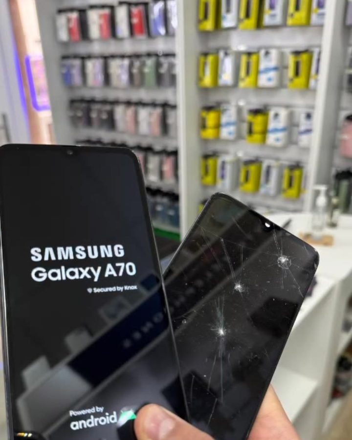 Samsung Galaxy A70 : écran remplacé, ancien écran cassé à côté